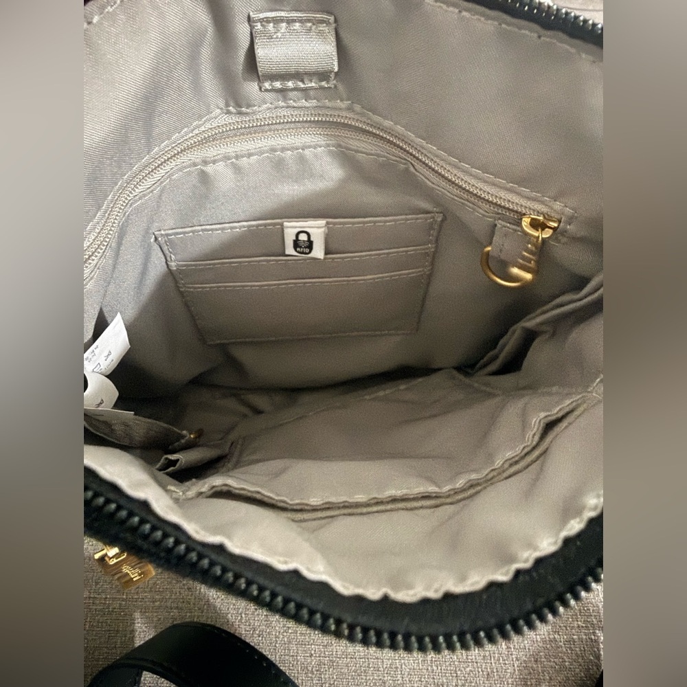 Baggallini Modern Pocket Crossbody - Picture 4 of 10